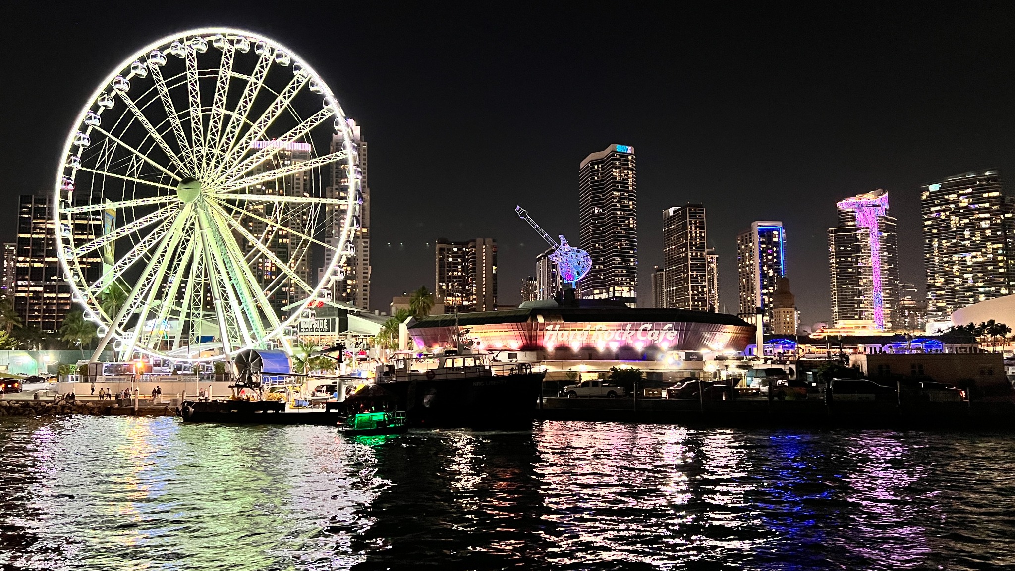 Miami · Die Skyline im Lichtermeer der Nacht